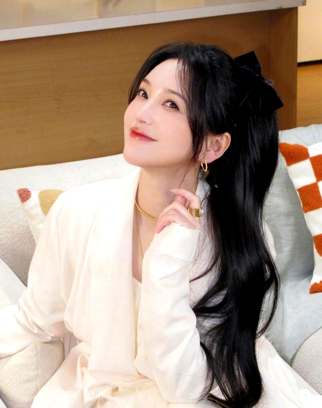 金莎一句话，戳破了多少人的医美滤镜。她说不是不想打针，是真怕脸僵了笑不出来。

听着挺实在的。好多人觉得明星冻龄都靠科技，结果她转身钻进了自家浴室，一待就是俩小时。

美容仪、面膜、皮肤管理、头皮护理，一样不落。人家不是不保养，是把功夫下在了平时，用笨办法换一张“活”脸。

这事儿想想挺有意思，到底