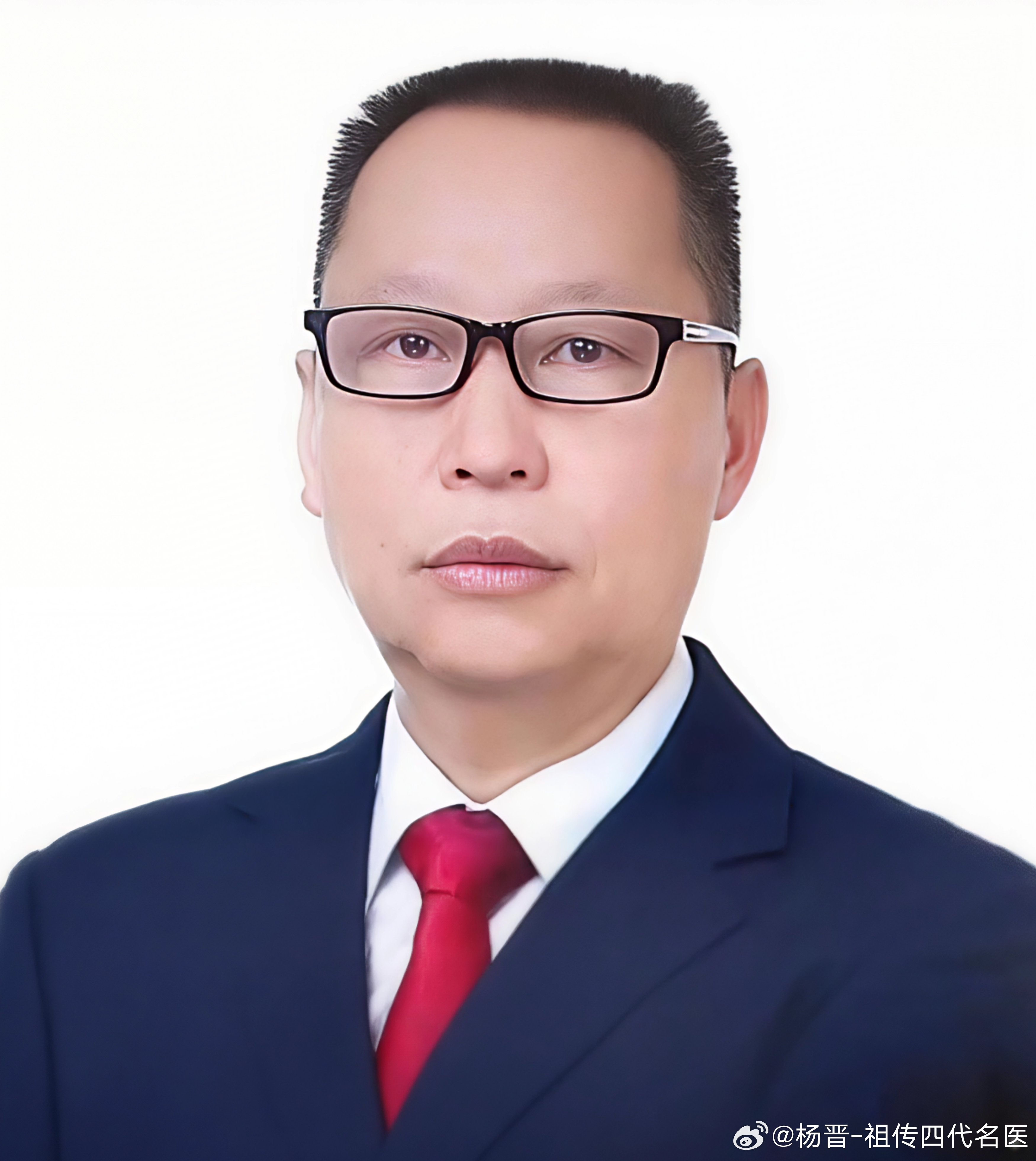 《百年成功学收割史》一场跨越世纪的人性骗局成功学，从来不是学问，是一套流传百年、持续迭代、永不过时的人性收割体系。它诞生于19世纪末的美国。工业革命颠覆社会秩序，无数普通人渴望阶层跃迁、渴望摆脱平庸。巨大的焦虑与欲望缺口，催生出最早的成功学。卡耐基、拿破仑·希尔以“思维改变命运”为外衣，写出励志著作。早期尚有沟通、自省、成长的正向内容，但资本很快发现：教人踏实努力太慢，贩卖暴富幻觉最赚钱。自此，美式成功学彻底定型终极套路：制造普通人焦虑、简化财富逻辑、许诺无门槛逆袭、靠情绪洗脑变现。此后数十年，美国遍地励志演说、潜能开发、会场催眠式培训。不谈时代、资源、机遇，只谈“信念、心态、执行力”。所有贫穷，全部归罪于个人；所有暴富，全部归功于一套课程。这套闭环骗局，风靡欧美百年。2000年后，这套完整套路被移植到中国，陈安之开启了国内第一代全民成功学时代。他复刻美式大会模式：灯光造势、氛围煽动、人设封神、口号洗脑。告诉普通人：你穷，是因为你不敢想、不会学、不相信奇迹。低价光碟引流，几万、十几...