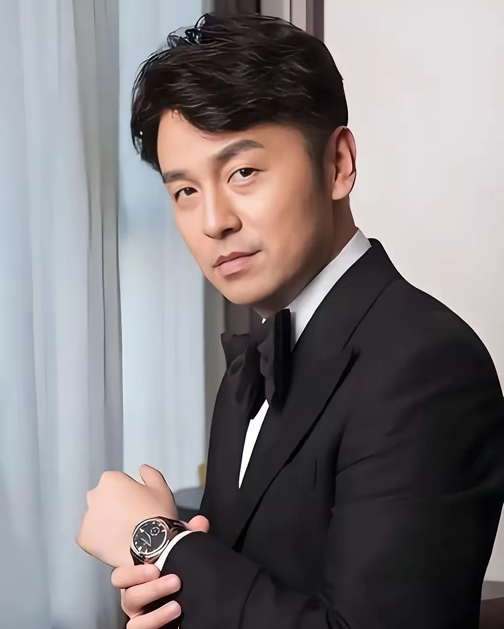 演员雷佳音曾在采访中，分享过一段自己在上戏读书时的搞笑校园往事。

我在上上海戏剧学院的时候，和陈赫是同校师兄弟，我是02级，他是04级的学弟。那时候我和宿舍几个兄弟性格大大咧咧，日常穿着特别随意，常年是大裤衩、拖鞋标配，不修边幅，看着特别随性粗放。

印象最深的就是坐电梯的事。当时我们几个人经常洗