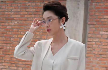 主持人何卿这组白色西装写真太惊艳了！干练的剪裁配上利落的气场，一戴上眼...