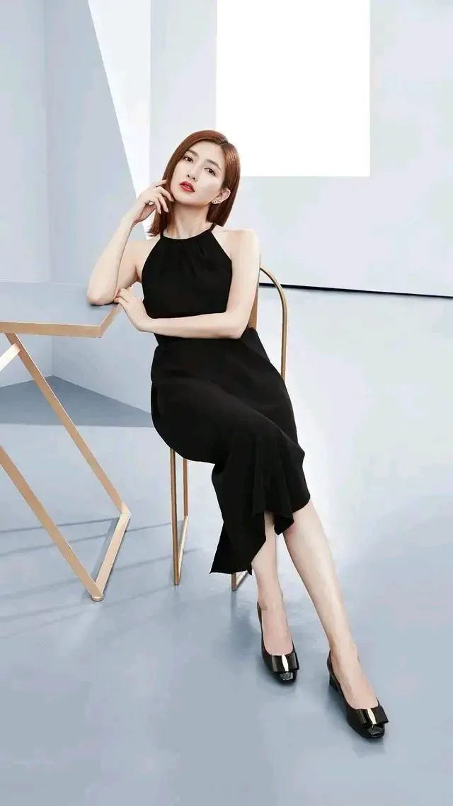 江疏影是公认的腿精美女，成熟优雅又性感。黑色挂脖连体长裙，配黑色平底鞋...