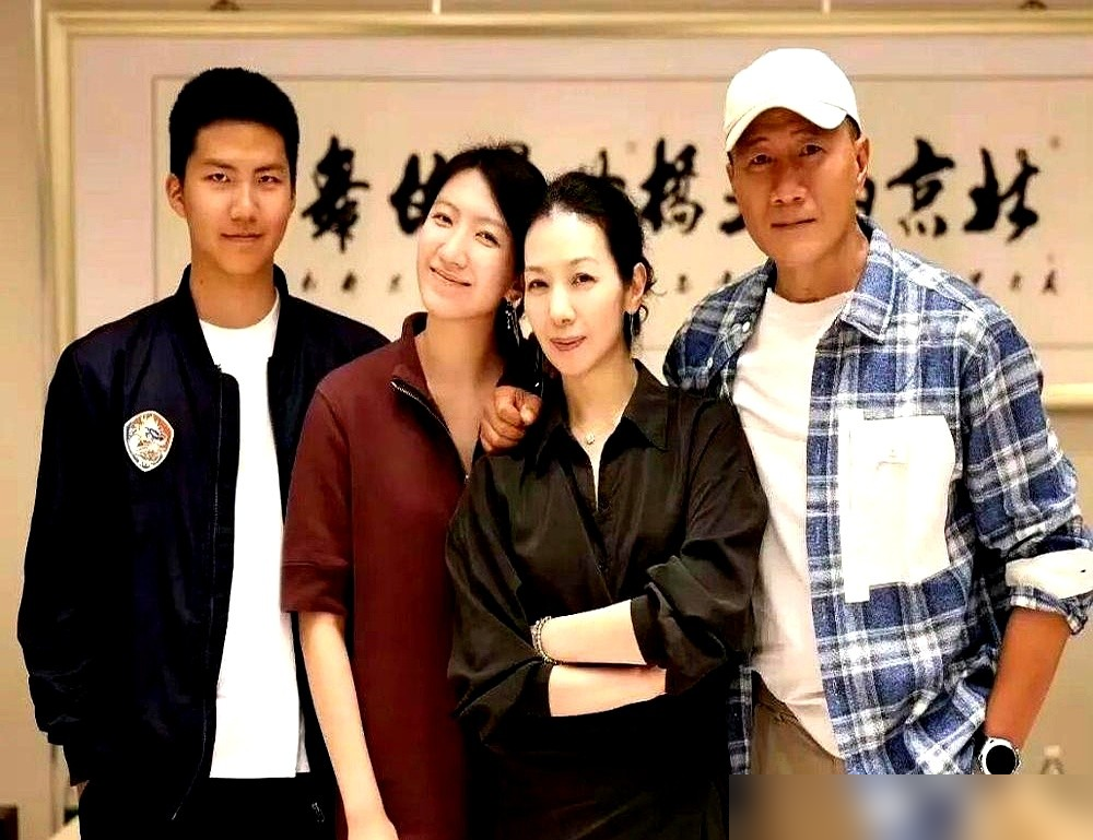 瞿颖在车里换丝袜，胡军二话没说，拉开车门就下去了。
《大哥小助理》里的一个细节，节目组镜头都还没反应过来。胡军当时是瞿颖的两日助理，正跑行程呢，一发现老板有私密需求，连句话都没多问，下车、关门、背身等着。李乃文坐旁边，愣了一秒也跟着撤。
这不是第一次有人这么评价他。圈里提胡军，就俩词：利索，干净