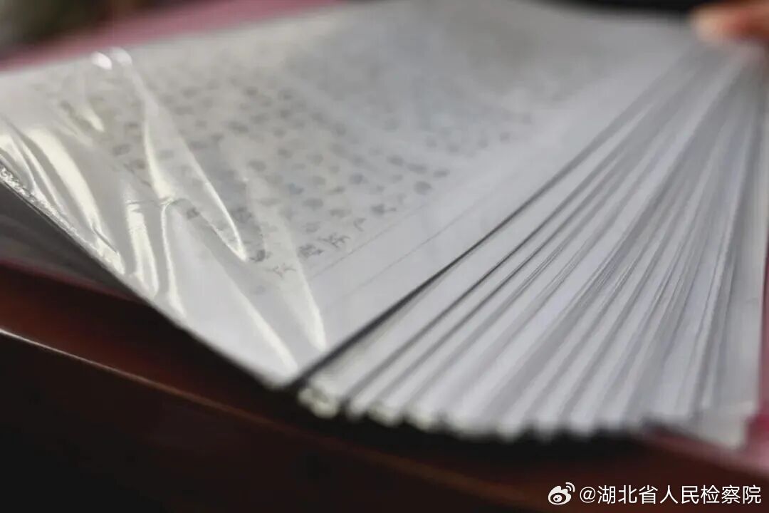 #鄂检新闻#【24封书信给迷途少女整出温柔回头路📮】刚满18岁的小刘近日收到一份特殊成人礼：一本攒着24篇思想汇报的纪念册，串起她半年重启人生的轨迹。2025年底，17岁独在襄阳务工的她因少了对的家庭守护、被人怂恿触犯了法律，好在案发主动坦白、认罪认罚，家属也积极赔损取得谅解；襄阳市樊城区人 ​