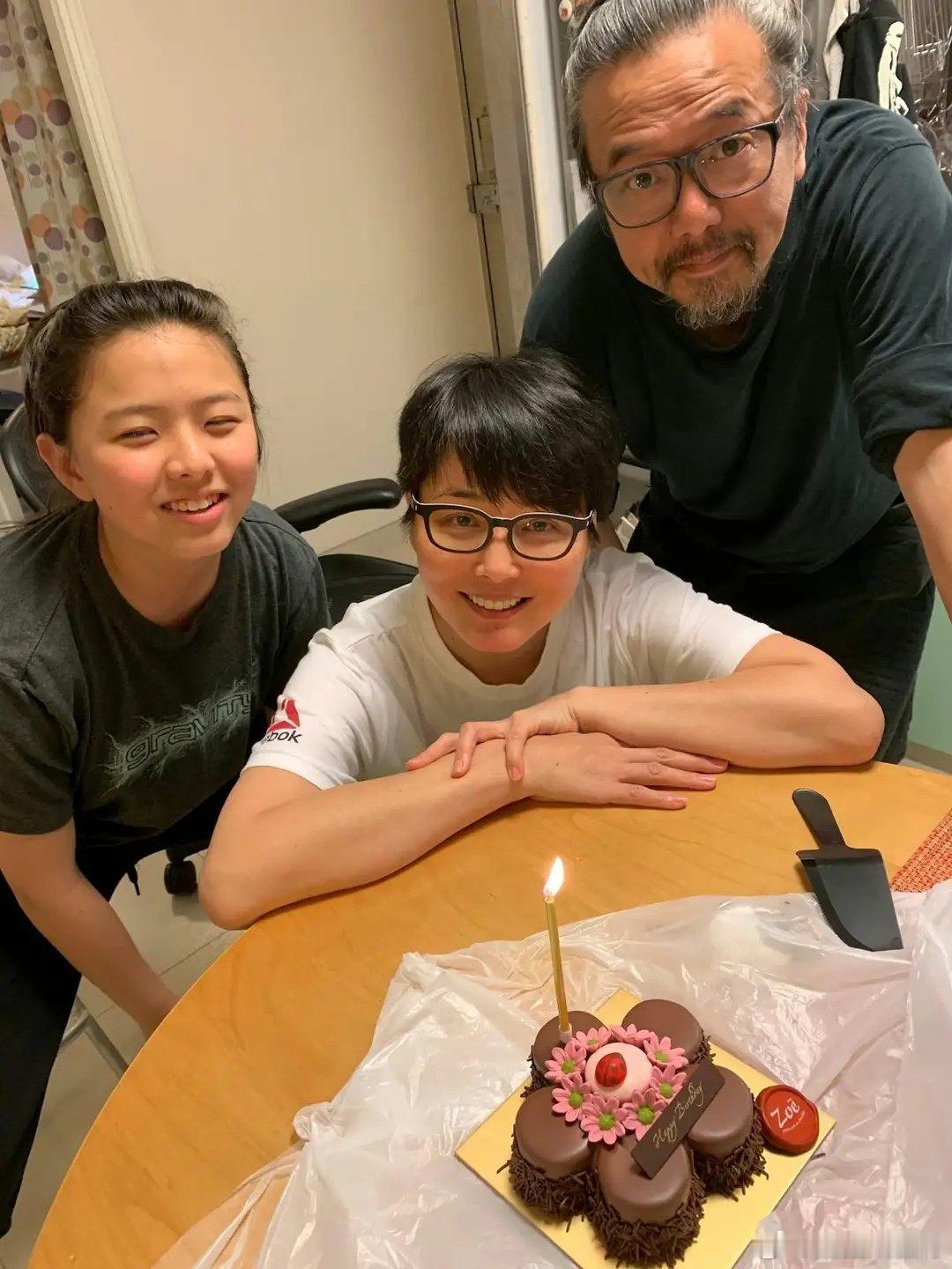 张延离婚后罕晒母女合照，21岁女儿像妈妈，得知父母离婚称没意见 ​