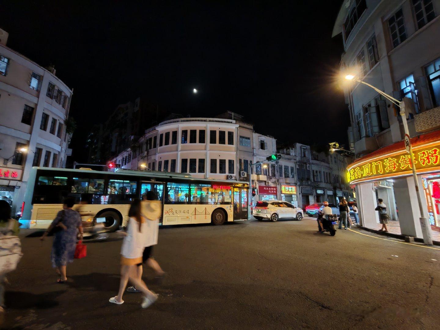 #何炅[超话]#中秋快乐小何！虽存在距离，我们共享此一轮明月。我在闽南很想你 ​​​