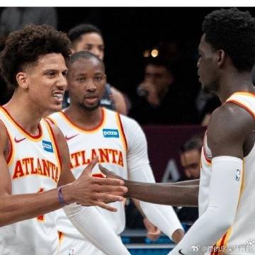 《大冷门！老鹰末节逆转尼克斯，麦科勒姆32分正名，凯尔特人隔空获益》在...