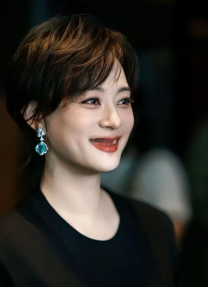 演员孙俪说：“我女儿看《甄嬛传》，她现在已经看了六七遍了，她说妈妈，我发现里面最坏的不是华妃，而是另有其人，我当时就很惊讶，我说你为什么会这么觉得呢？”
别说孙俪惊讶了，听到孙俪在采访中这么说的时候，我也挺惊讶的，孙俪在采访中还说，她女儿觉得剧中最坏人物不是华妃，而是安陵容。
说实 ​