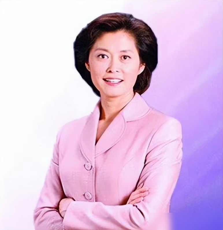 敬一丹走了，
她最放不下的人，
不是老伴儿，也不是老同事，
而是她的独生女王尔晴，一个从英国帝国理工学院毕业的高材生。
这姑娘真是不一般，放着投行的高薪不要，一头扎进了咱们国家的乡村教育，加入了公益组织美丽中国，一干就是好多年，专门往那些最偏远的山区跑。
敬一丹嘴上不说，心里全是骄傲和支持