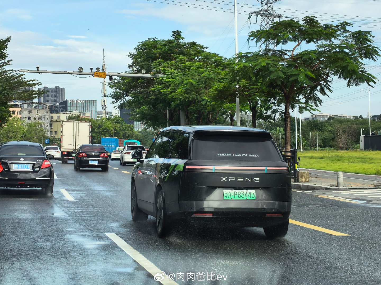 跑路线碰到GX的Robotaxi版本，有安全员，坐的非常端正看AI开车[捂嘴哭]

这个贴纸还是阔以的，醒目

今天木有时间，下次才能试乘了，等主驾无人版

#新能源汽车﻿# ​