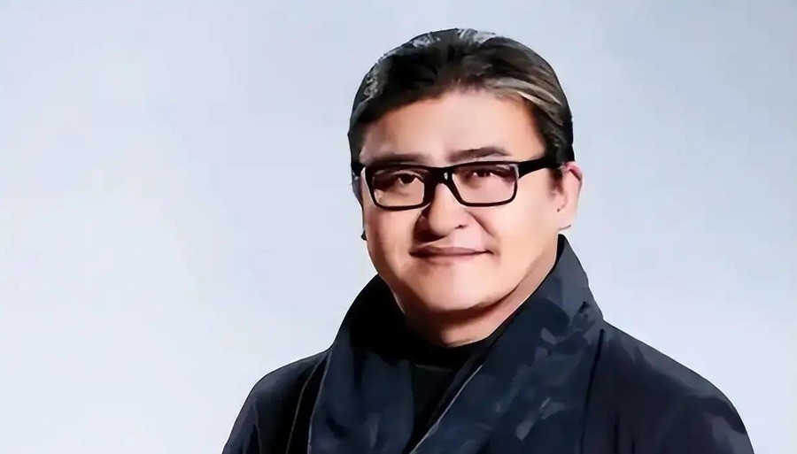 刘欢走了才知道谁是真家人：那英台上哽咽悼师兄，吉克隽逸十年蹭饭蹭到师母笑着看她穿露脐装，如今连轴转上澳门晚会被新华社点名，恩师再也回不来了
2024年六一，刘欢家宴最后一次。吉克隽逸穿粉色露脐装进门就唱，师母卢璐坐在旁边满脸笑容鼓掌。照片流出后评论区炸了：去老师家穿成这样，不合适。
可卢璐笑得很开心