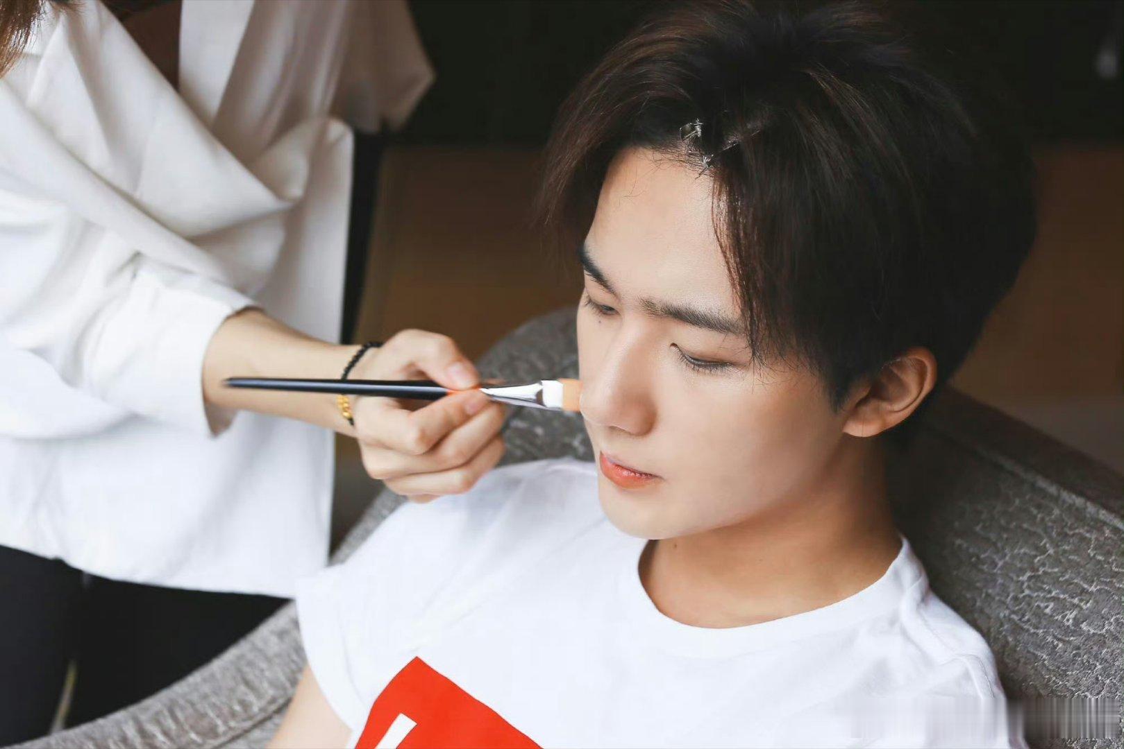 #国庆叙热爱，与毅共金秋#LHY #李宏毅拾光有毅#

路过这些时光，记忆成了时间最好的记录者。

​