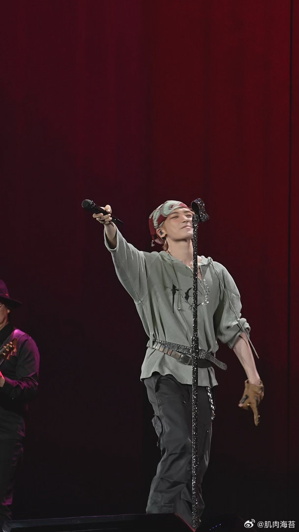 🎶 #侯明昊属于我们的巡回演唱会# | #侯明昊#｜#侯明昊杨无间# ｜

温柔又有质感的声线，一开口就把人带进歌里，细腻的情绪随着Melody慢慢流淌，越听越有味道。 

的Live就是这样，好听又好看，看完只想再循环一遍💕 ​