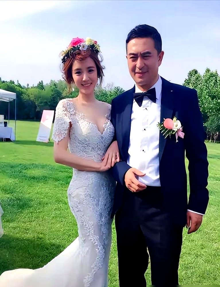 接拍《主角》，王晓晨直接签下七位数的赔偿协议。

为了演好戏，她掏出大半片酬，雇了专业的秦腔老师。这股孤注一掷的劲头，硬是把自己押在了牌桌上。

张嘉译这九年里，多次向剧组力荐她。原因就一个：这个带着刀马旦功底的姑娘，在片场太省心，能吃苦，专业过硬。

光鲜背后，全是真金白银的投入和实打实的抗压能力