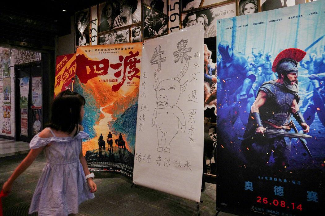网友发现多伦多电影节“午夜疯狂”单元*的主策展人Peter Kuplowsky在推特询问引发大量讨论的中国内地暑期档新片《牛来》：“谁能给我联系上《牛来》(Niu Lai)的发行方？”

*“午夜疯狂”选片偏类型片，多动作、恐怖、惊吓、cult电影，描述为“来自全世界的最疯狂、奇特的影片和喧闹的观影体验”。 ​