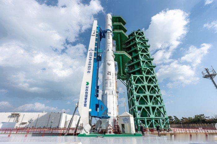 【韩国"世界号"运载火箭计划7日发射 首次部署超小型集群卫星】#韩国[超话]# 国产运载火箭"世界号"计划7日在全罗南道高兴郡罗老宇宙中心实施第五次发射，届时将搭载5颗超小型集群卫星和10颗立方体卫星，共15颗卫星升空。#NEWSPIM# ​