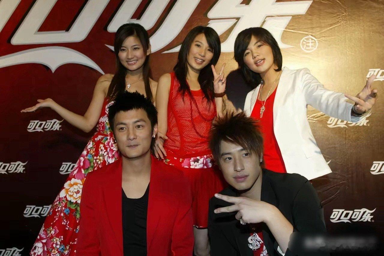 还记得那个年代，刘翔眼里满是轻松快乐。
潘玮柏身形清爽，余文乐风华正茂，Selina也安然无恙。
彼时的他们，都还没有迎来人生里那段最煎熬、最难熬的至暗时光。 ​