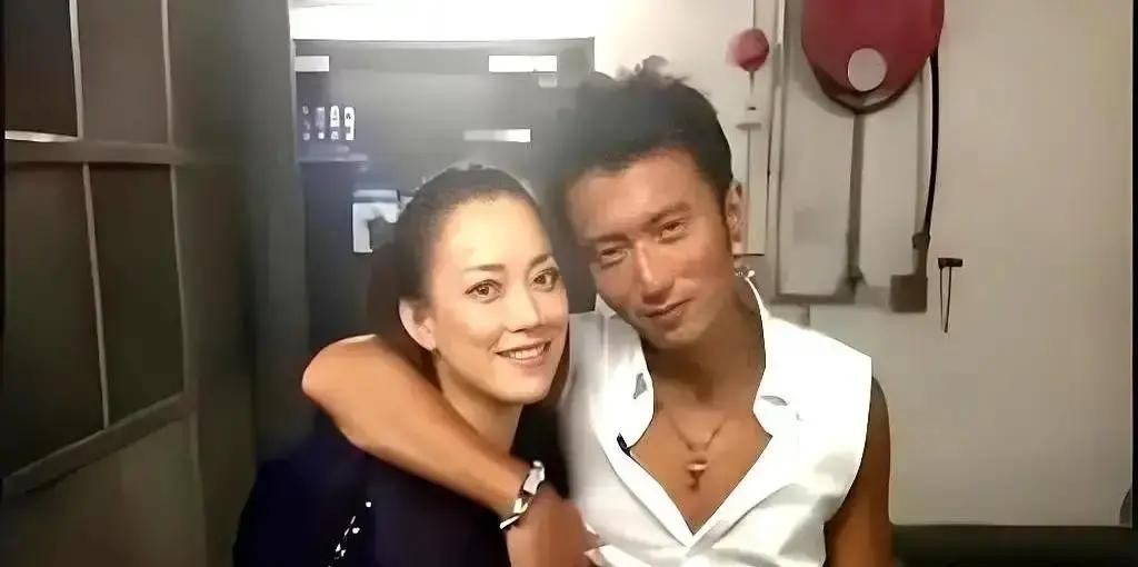 谢霆锋跟女经纪人霍汶希绑着共事30年，没人说闲话。王菲和男摄影师瑞恩处了16年，一堆人追着问谢霆锋吃不吃醋。

网友翻出王菲演唱会后台照片，瑞恩举着相机离王菲不到半米。评论区炸了，说换我对象身边有这样的异性超过十年，我肯定查手机。

霍汶希接受采访，说谢霆锋所有低谷她都在，所有高峰她也在。她没躲过镜