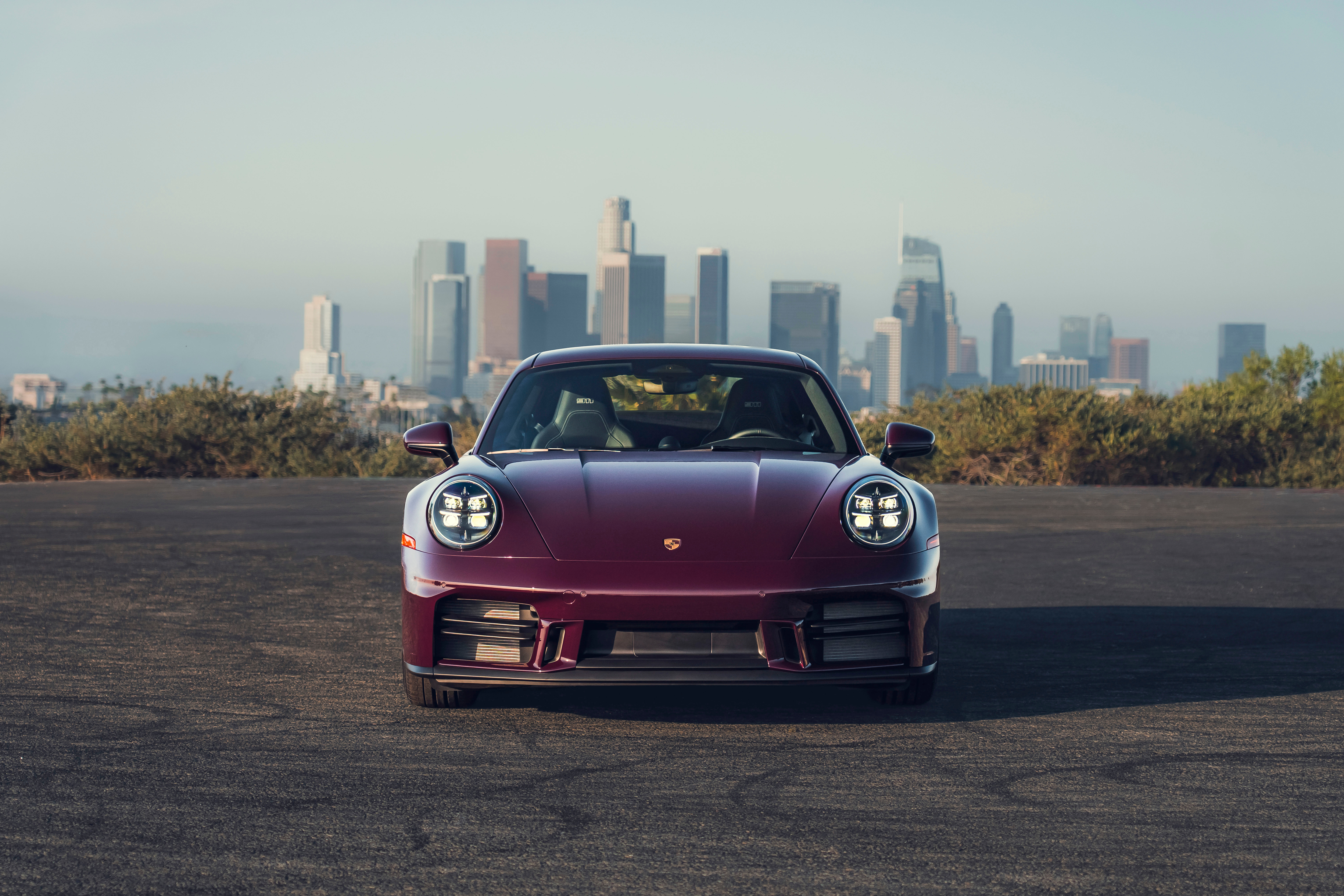 2027 Porsche 911 Carrera S MT 
#保时捷911##保时捷# 
迫于北美客户们的压力，保时捷决定在美国市场投放了手动Carrera S，Coupe版起价169,450美元，敞篷版起价183,350美元。搭载473马力的3.0升双涡轮水平对置六缸发动机，后驱，标配中央锁止轮毂、后轮转向系统以及Sport Chrono组件，配备更低的运动悬 ​