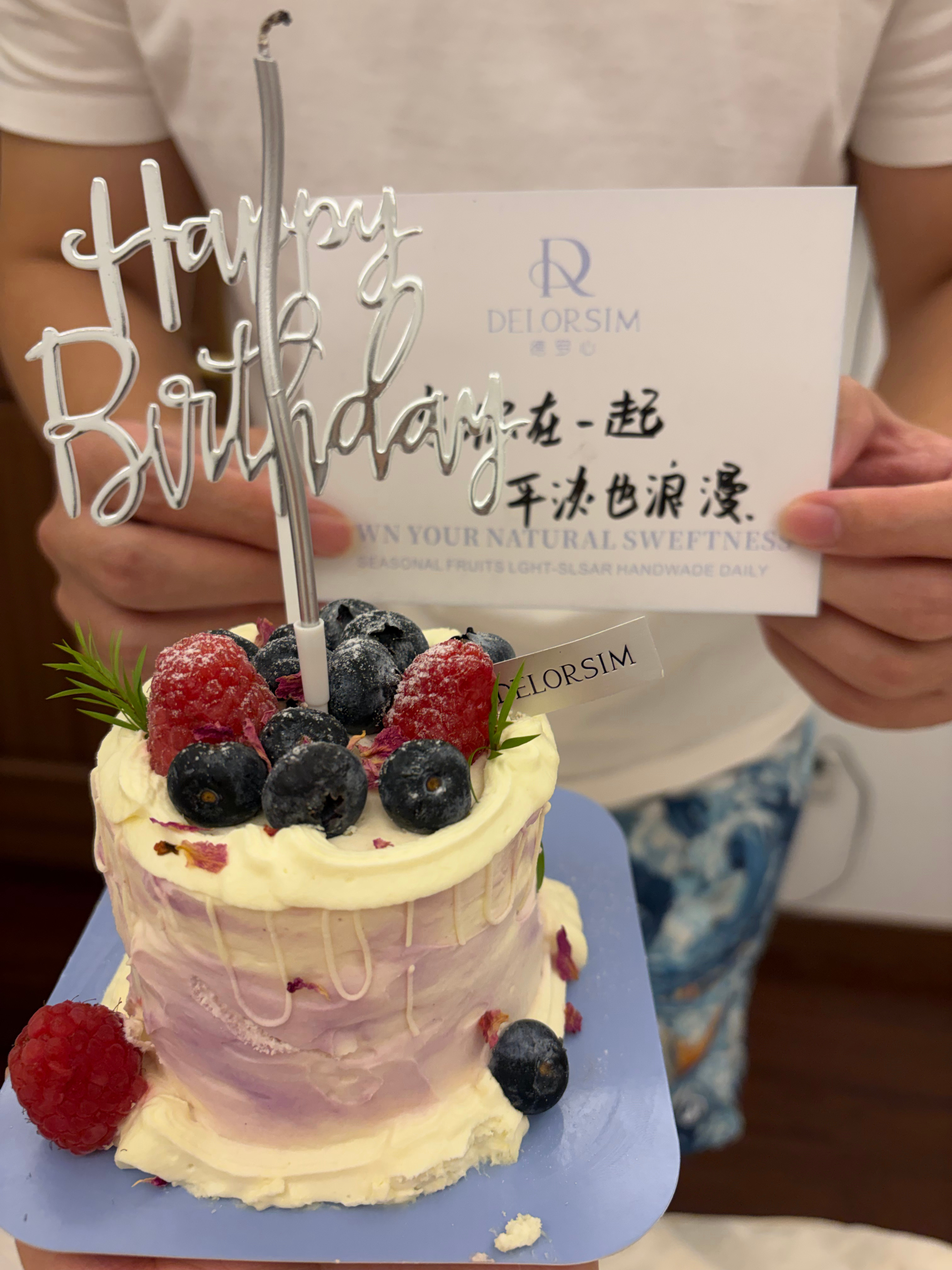 cc 真的很会哄我开心
昨天脑子一抽随手把亚朵的一整个枕头
塞到了洗衣机里去洗结果洗爆炸了。。。
今早我就得到了一个新的亚朵枕头
早上随口说了一句下次要买混合莓果来吃
很馋小甜品和奶茶
下午昏昏沉沉的睡了一个半小时的午觉
睡的正懵逼 cc 端着个蓝莓加树莓等小蛋糕
开门进来给我唱歌
闭着眼睛在床 ​