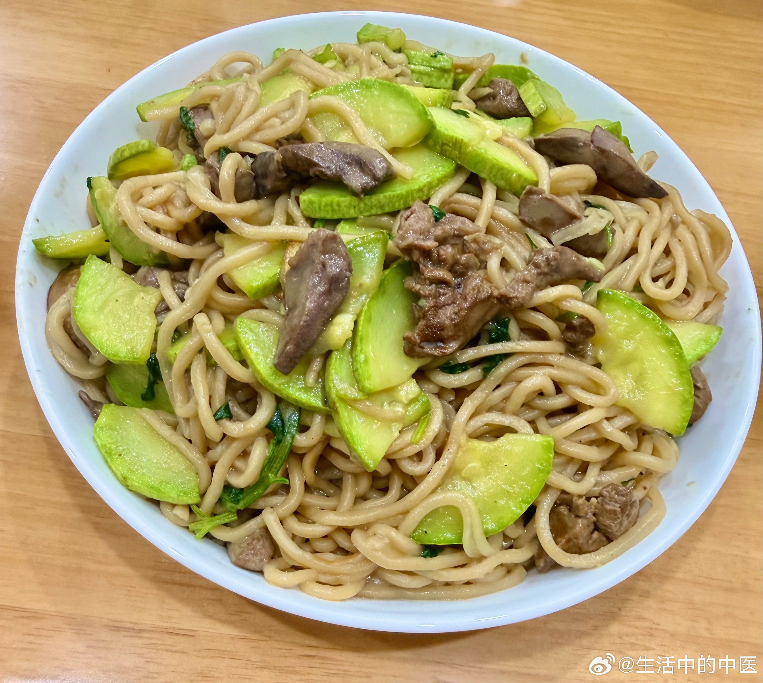 用昨天水鸭母的小心肝炒了盘碱面，真香。 ​​​