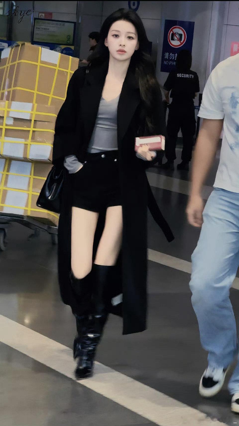 没想到孙怡董子健的女儿都9岁了，昨天是孙怡女儿生日，庆生完就去米兰了
#孙怡董子健的女儿都9岁了##孙怡为女儿庆生完就去米兰了# ​