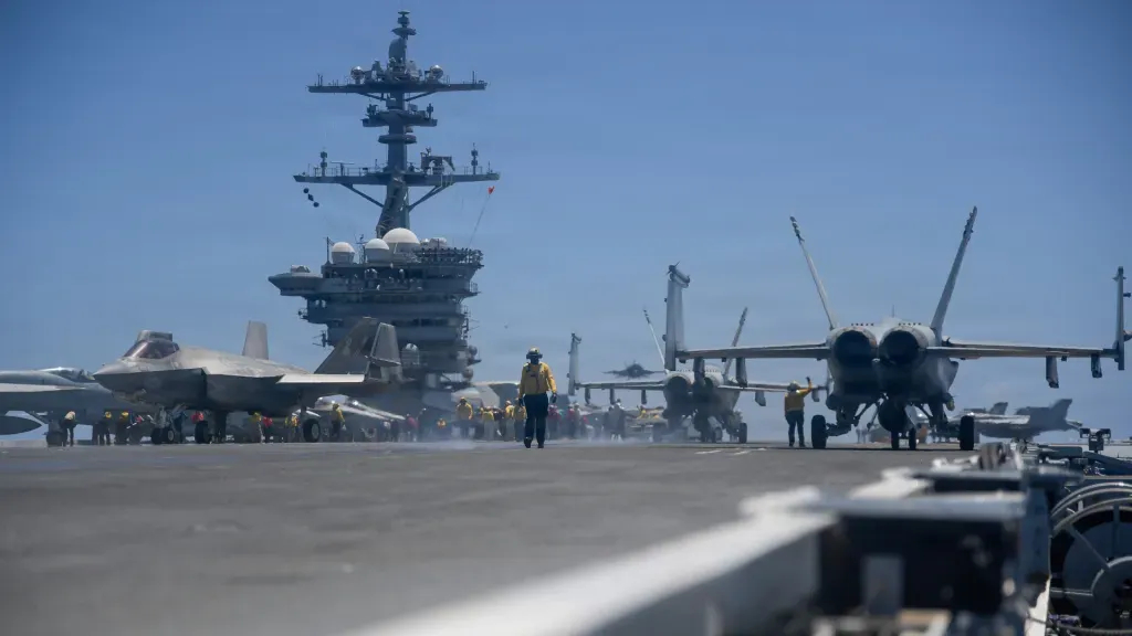 #烽火问鼎计划##每天认识一件兵器# 美国海军航空系统司令部9月1日发布一份信息征询书，为其协作作战飞机增量1项目提出新的性能要求。根据要求，该机必须能从福特级和尼米兹级航母起降，在挂载4枚各重2500磅外置武器的情况下完成目标飞行包线和航母认证，外挂总重量可达10000磅。海军还要求该机具备在高 ​
