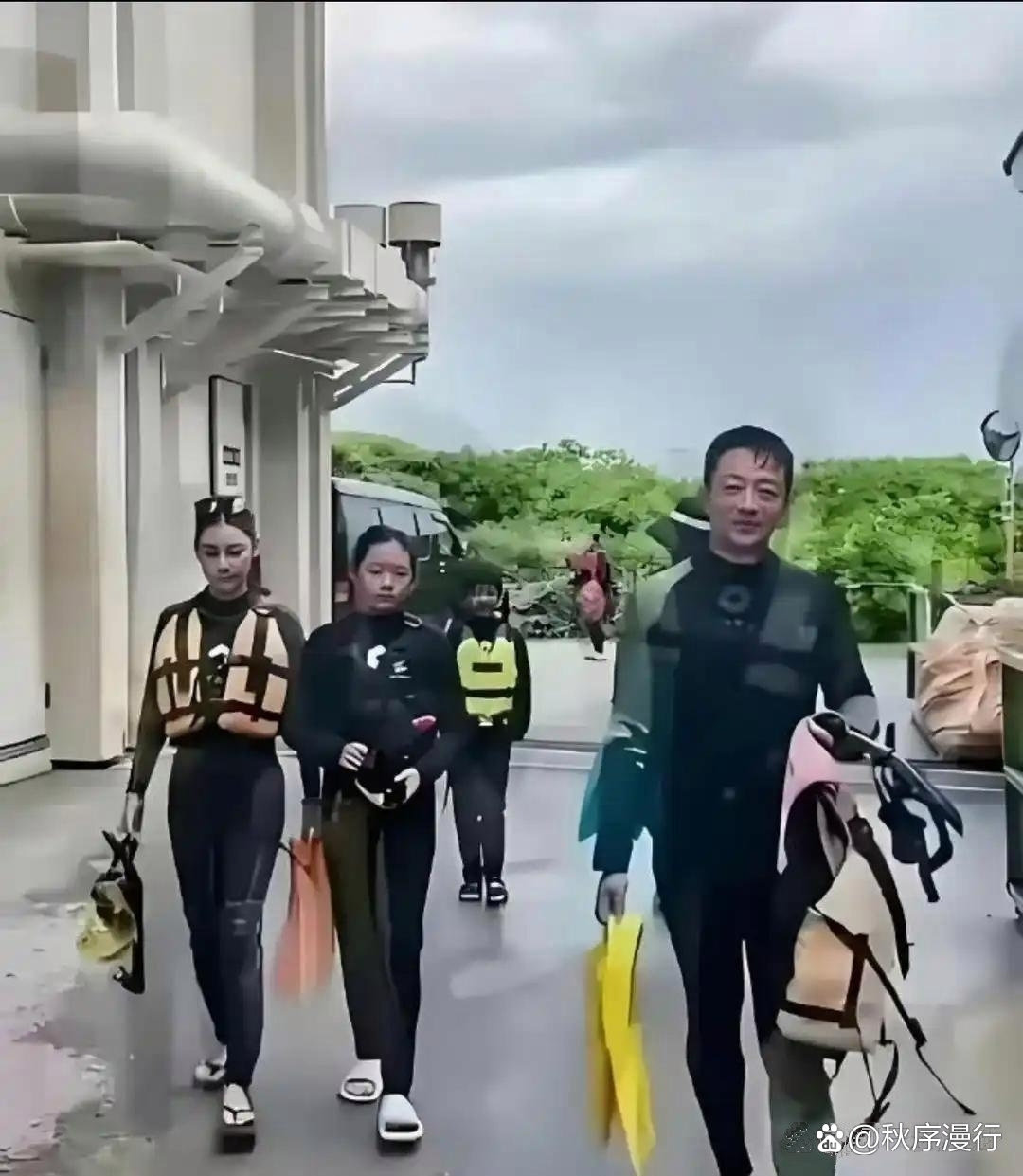 大S女儿小玥儿，终于把头发扎起来了，露出了清秀的脸庞，真的是小小S！ ​