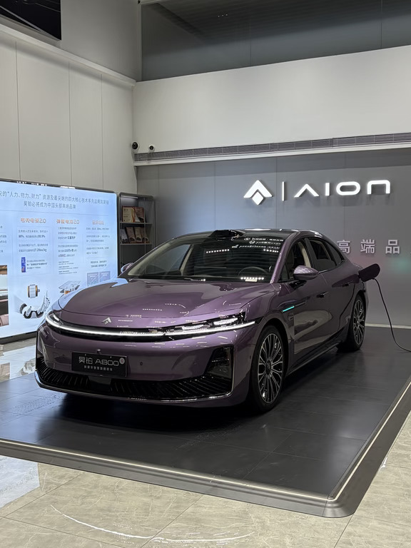 20万内拿下四激光雷达智驾旗舰｜宜商宜家全能轿车
	
很多人纠结，想要强智驾又不想直接冲三四十万价位，昊铂A800直接把高阶智驾门槛狠狠拉下。
	
顶配直接上四颗896线激光雷达，和尊界S800同款硬件，搭配华为乾崑ADS 4.1，这套不是那种只能高速玩玩的半成品智驾。
城区窄路三点式掉头、避让违停车、鬼探头预判、高速自动变道超车都能稳定处理，300多种车位自动泊入。长时间行驶如果监测到状态异常，车辆可以平稳靠边停车，整套逻辑像一个经验老道的司机，安全感拉满。
	
硬件底子同样是越级水准✅
5130mm车长+3020mm大轴距，空间气场直接拉满，首创2+1变形座椅，可以灵活切换5座家用 / 4座商务会客模式。双腔空气弹簧+SDC减振器，滤震高级，跑高速、烂路车身稳，长途不容易晕车。
弹匣电池2.0加持，还有烧一赔三保障，全车14气囊，二排正面气囊也安排上，安全配置直接拉满。
鸿蒙座舱5五屏联动，副驾零重力座椅带全套按摩加热，车载冰箱、高端音响配齐，不管自己开还是后排接待，质感在线。...