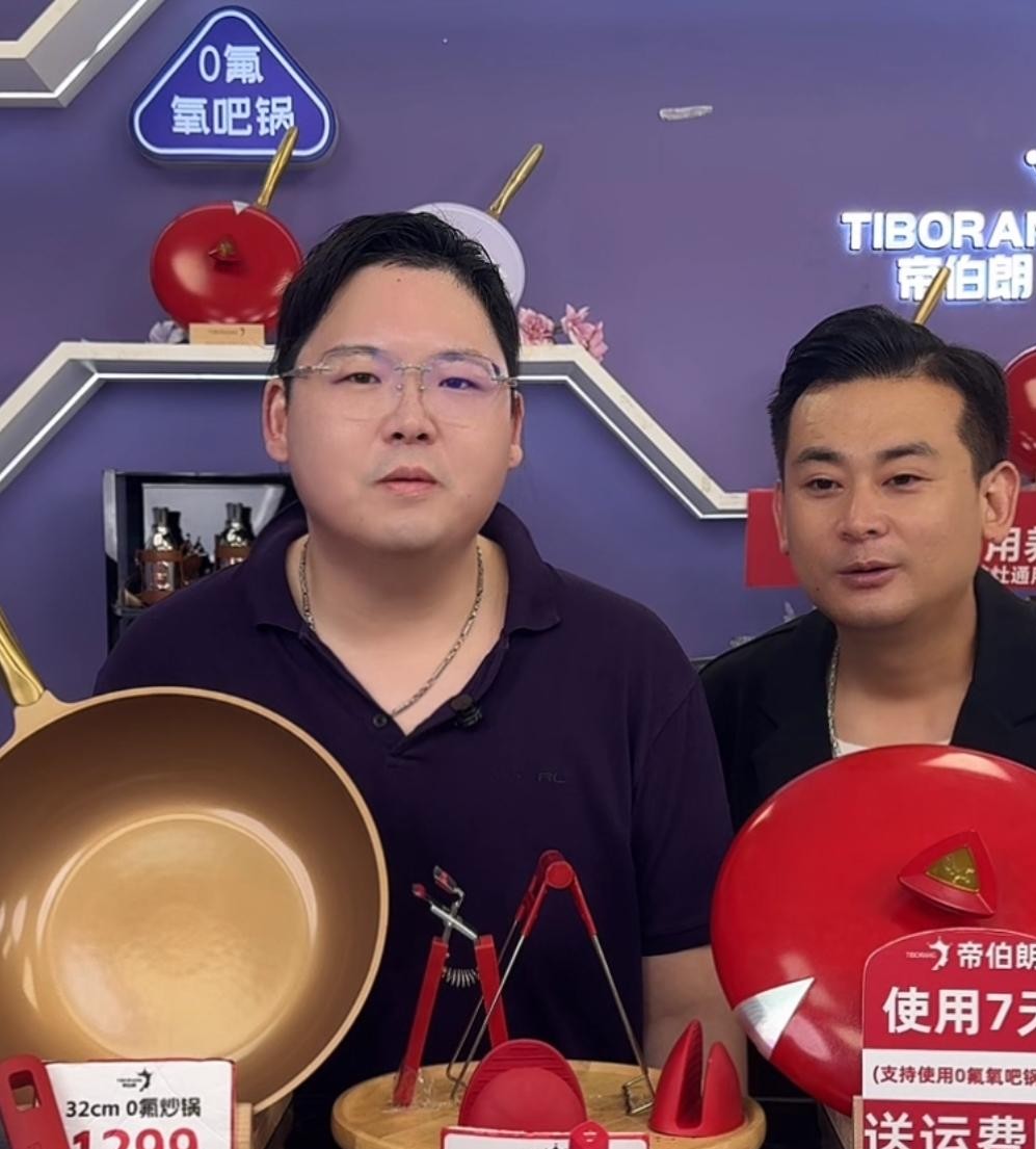 向华强的二儿子向佑跑去直播间带货，整场下来像尊大佛一样杵在那儿，几乎一句话没说。
旁边的主播扯着嗓子喊破音，他倒好，眼神放空，偶尔眨巴两下眼睛，活脱脱一个人形立牌。
弹幕里全是嘲笑他呆、木讷、接不住戏的。
可要是换个角度看，站在镜头前放空就能把通告费揣进兜里，真傻还是装傻还不好说。
豪门里的