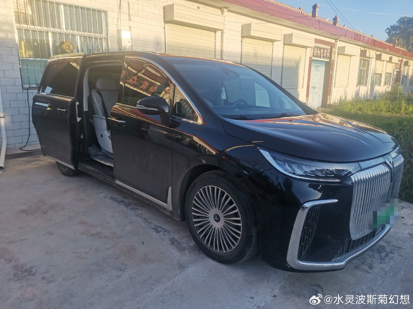 选地板的时候纠结了好久，最后还是选了航空铝的。比实木的好打理，比塑料的...