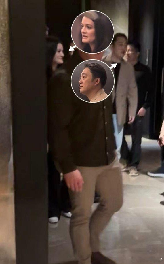 #黄仁勋女儿现身北京WRC现场# 抓拍于北京，黄仁勋女儿和桦之坚鲍总一同现身交流，恰逢WRC开幕，不难看出英伟达重视国内人形机器人产业链发展。 ​