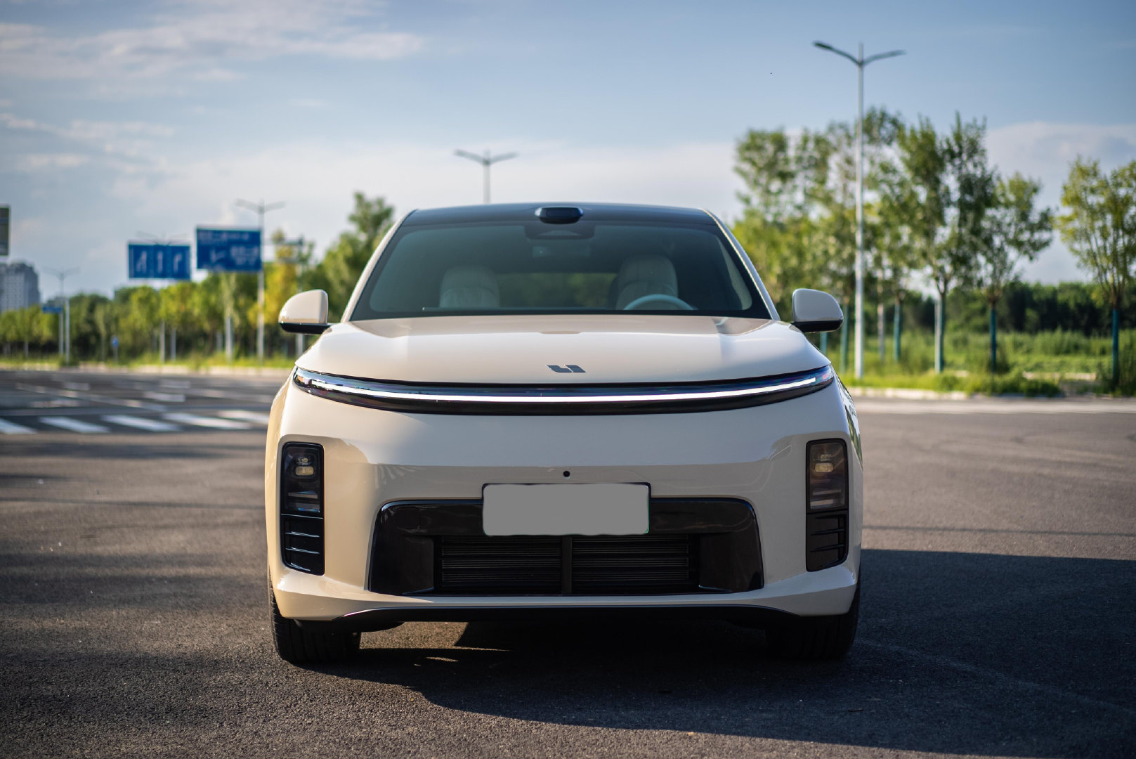 理想L6，中型大五座增程式SUV，外观延续家族简约风格，封闭式前脸搭配星环贯穿式日行灯组，车顶集成激光雷达。

车身侧面线条舒展流畅，半隐藏式门把手、低风阻多辐轮毂。车尾配备贯穿式尾灯组，简约沉稳的包围设计，整体家用气场突出。

内饰座舱采用极简科技设计，29英寸6K全景中控大屏，后排搭配21 ​