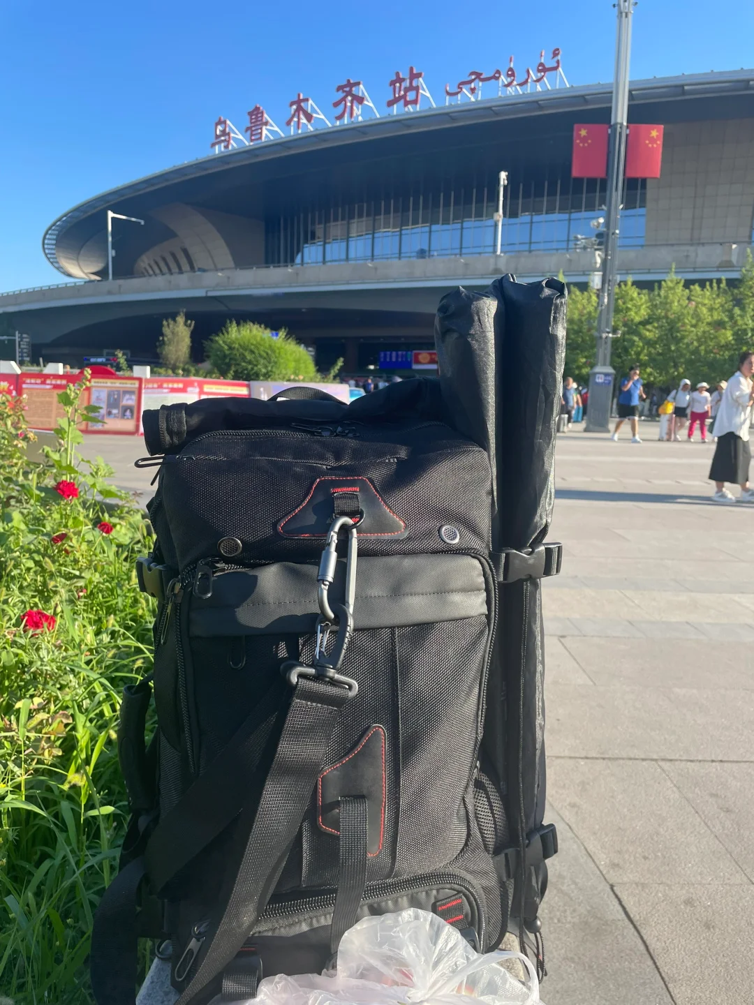 硬座60小时到达乌鲁木齐市，赶紧去充电