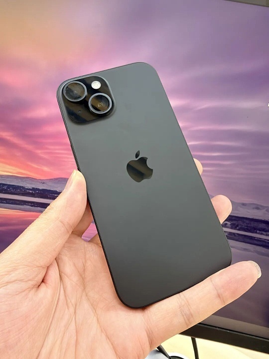 #我还在用正太苹果#这个梗太戳无数手机钉子户了。
iPhone18登场，被叫做成年苹果，而之前一代代老机型，被大家幽默称作正太苹果。
 
看着身边朋友陆续换新，自己手里的老机型还在坚守。外壳有磨损，电池健康不高，换块电池又复活。
里面存着几年的照片，备忘录、聊天记录，承载的不只是硬件，是自己的 ​