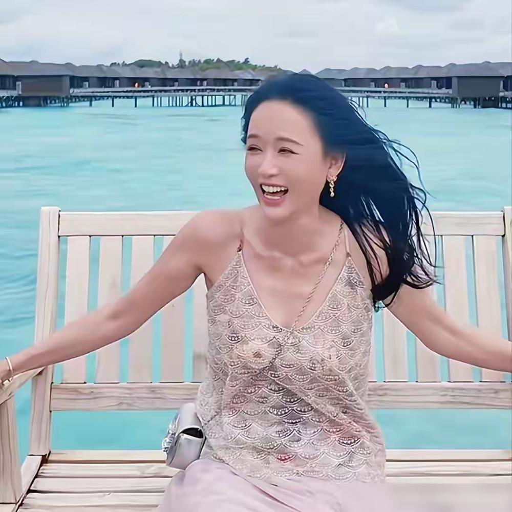 陈乔恩又瘦了，这次没人催生了。
45岁的人，骨架本来就小，现在脸颊凹进去，下巴尖得能当尺子用。评论区清一色说脱相，可她自己倒挺自在。
她最近在马尔代夫，跟老公艾伦一起，又是坐游艇又是潜水追鲨鱼，穿条碎花裙在菜园子里晃荡。直播的时候有人刷屏问怎么还不生孩子，她直接回了一句，你们要生自己去生啊。