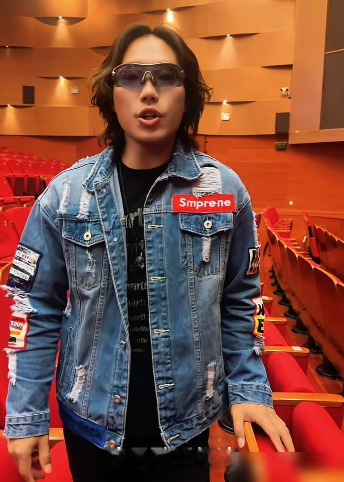 李克勤被堵在半路，演唱会眼看要黄。主办方急眼了，直接从观众席薅了个本地歌手上去顶。这人叫侯浪，零彩排，没提词器，唱到嗓子哑了硬撑两小时。台下三万多人，没一个走的，还全场跟着大合唱。李克勤凌晨才杀到，抱着侯浪十几秒没撒手，转头给观众鞠了快十次躬，把歌单从四首加到六首。唱完都快两点了，愣是没人骂街。说白