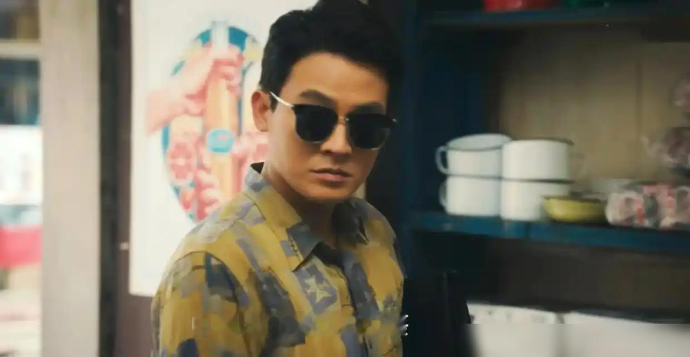 演正剧男主被骂背课文，一演特务就封神，欧豪这体质有点邪门。
《醒来》央视八套峰值破2.4，创近四个月收视纪录，偏偏男主争议最大。他演胆小照相师，跟冯绍峰黄觉一同框，情绪切换明显接不住。
可到了《交锋》演特务林看山，眼神算计、斯文底下的阴狠，那股收着坏的冷感反倒绝了。
正派要他外放，他咬牙咧嘴就