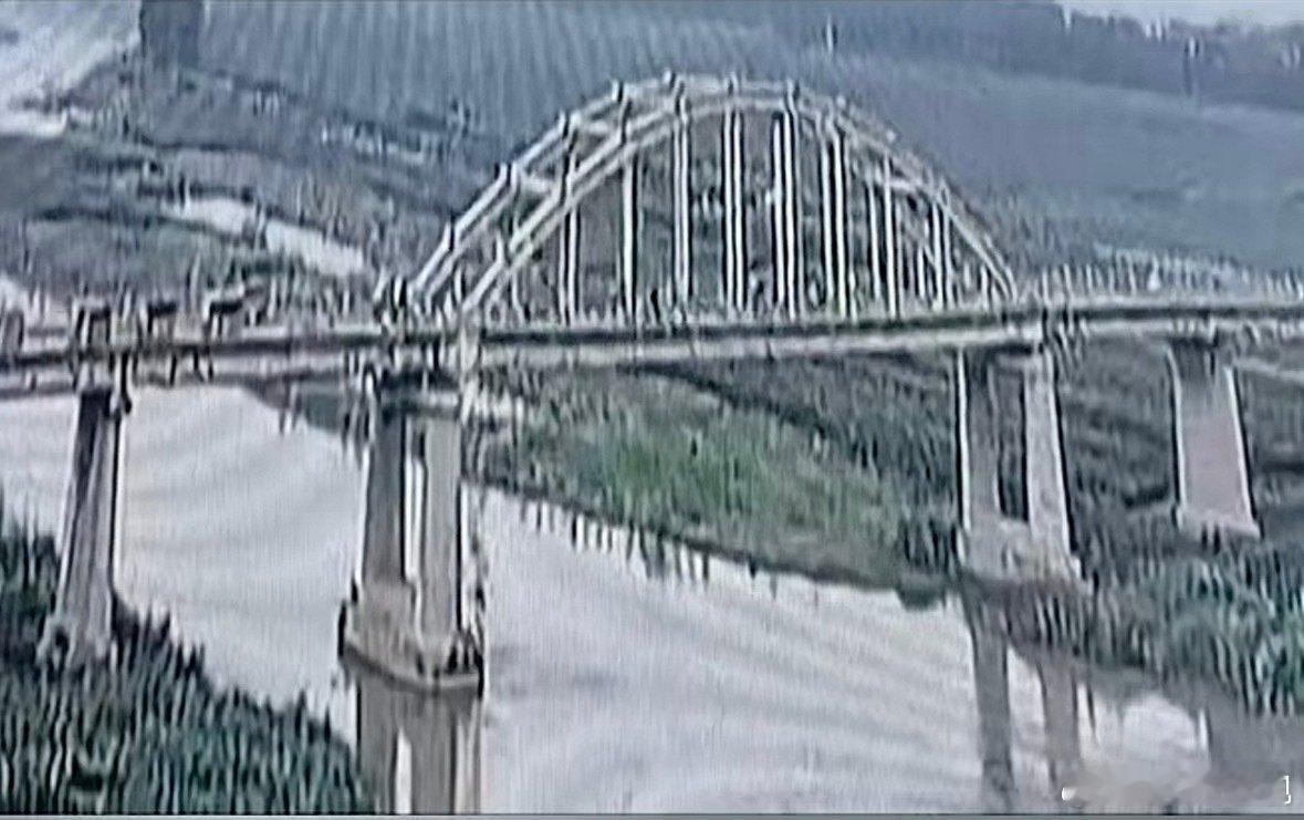 22岁小伙前去探望住院的奶奶，不料大桥桥板脱落，不幸坠河离世。重病的奶奶听闻噩耗承受不住打击，九天后也撒手人寰。本该是探望亲人，却酿成双重悲剧，公共设施安全不容轻视#男子看望奶奶过桥时坠亡后9天奶奶去世# ​