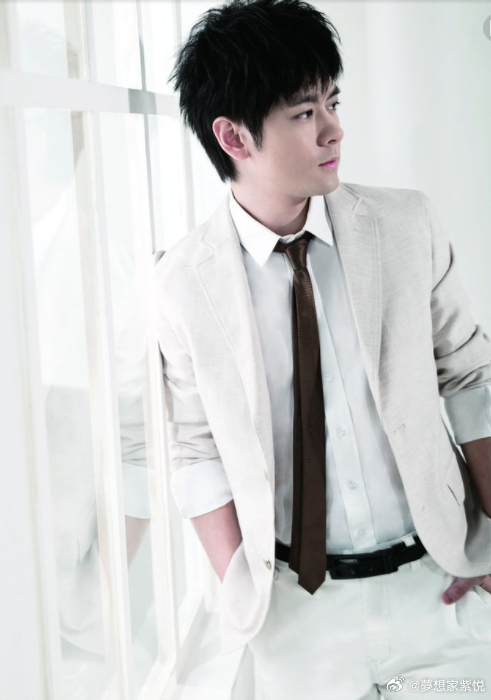#林志颖[超话]# 早安☀️小志哥哥，工作繁忙，演出挺辛苦，要记得吃早餐🥛🍰🍞哦！天凉，添加衣服，注意保暖，要照顾好自己哦！永远支持👍🏻你小志哥哥，永远愛😘你小志哥哥，秋🍂风徐徐漫过街巷，眼前的秋🍂景温柔动人，新的一天，愿你小志哥哥卸下一身疲惫，粗茶🍵 ​