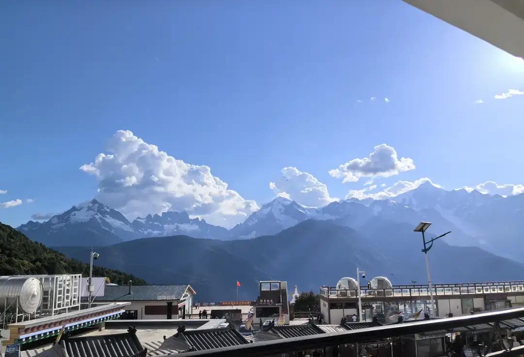 阿拉伯国家长期被犹太人欺负，也是有原因的。就是他们团结不起来，始终是一盘散沙。这个从历史来看，就是早期的阿拉伯人在整个中东地区可能都是部落化的社会结构。这种原始的组织形式，在很多地方一直持续至今都没有本质上的改变。最典型的可能就是阿联酋，虽然是已经披上了现代化的外衣，但是整个国家的行政治理结构还是部