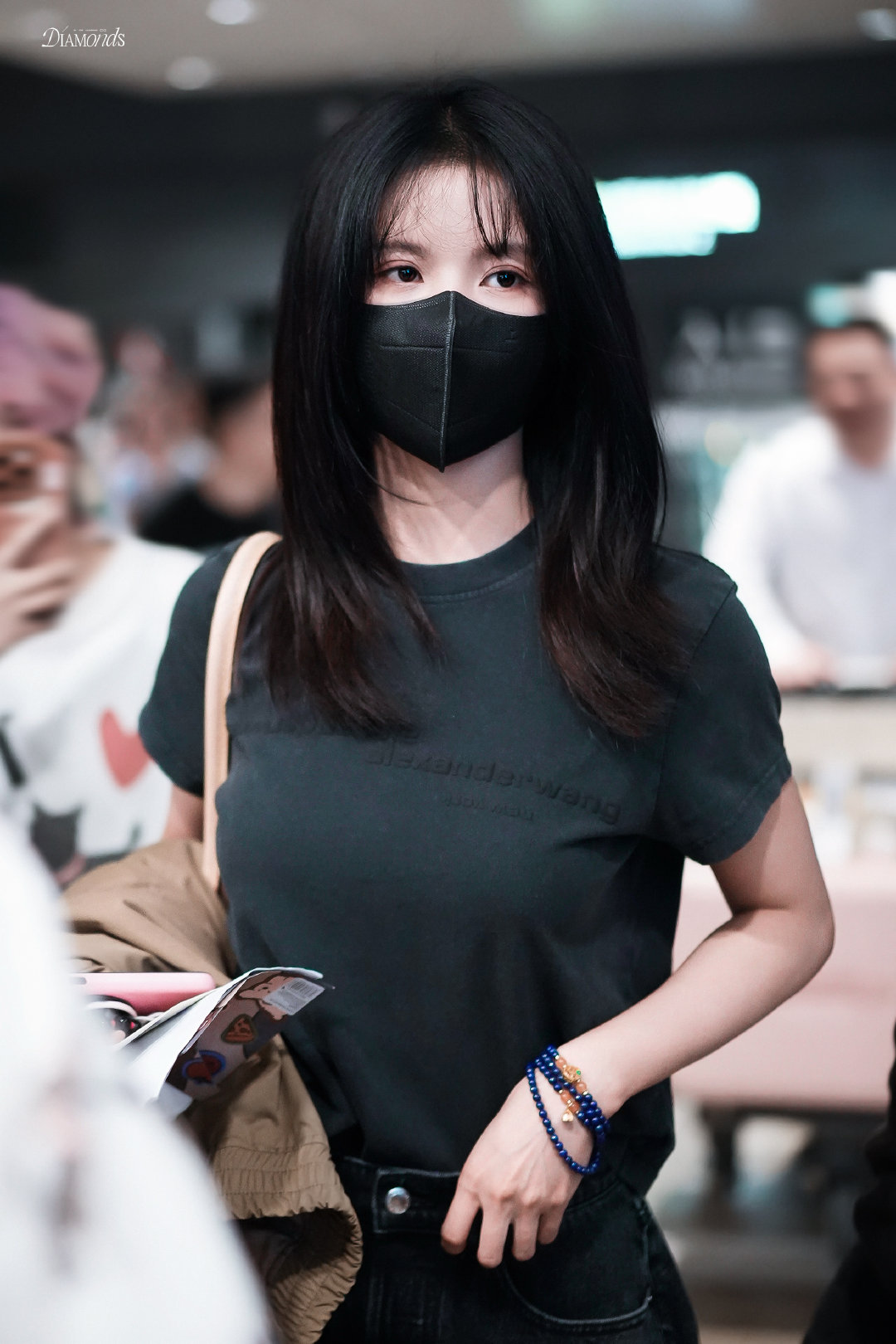 #刘些宁[超话]#  [有票了]#青年演员刘些宁# 

𝟐𝟔𝟏𝟎𝟎𝟗🛬𝐒𝐇𝐀到达

还是这样飒飒的

话说好喜欢这空气刘海[给你小心心]

​