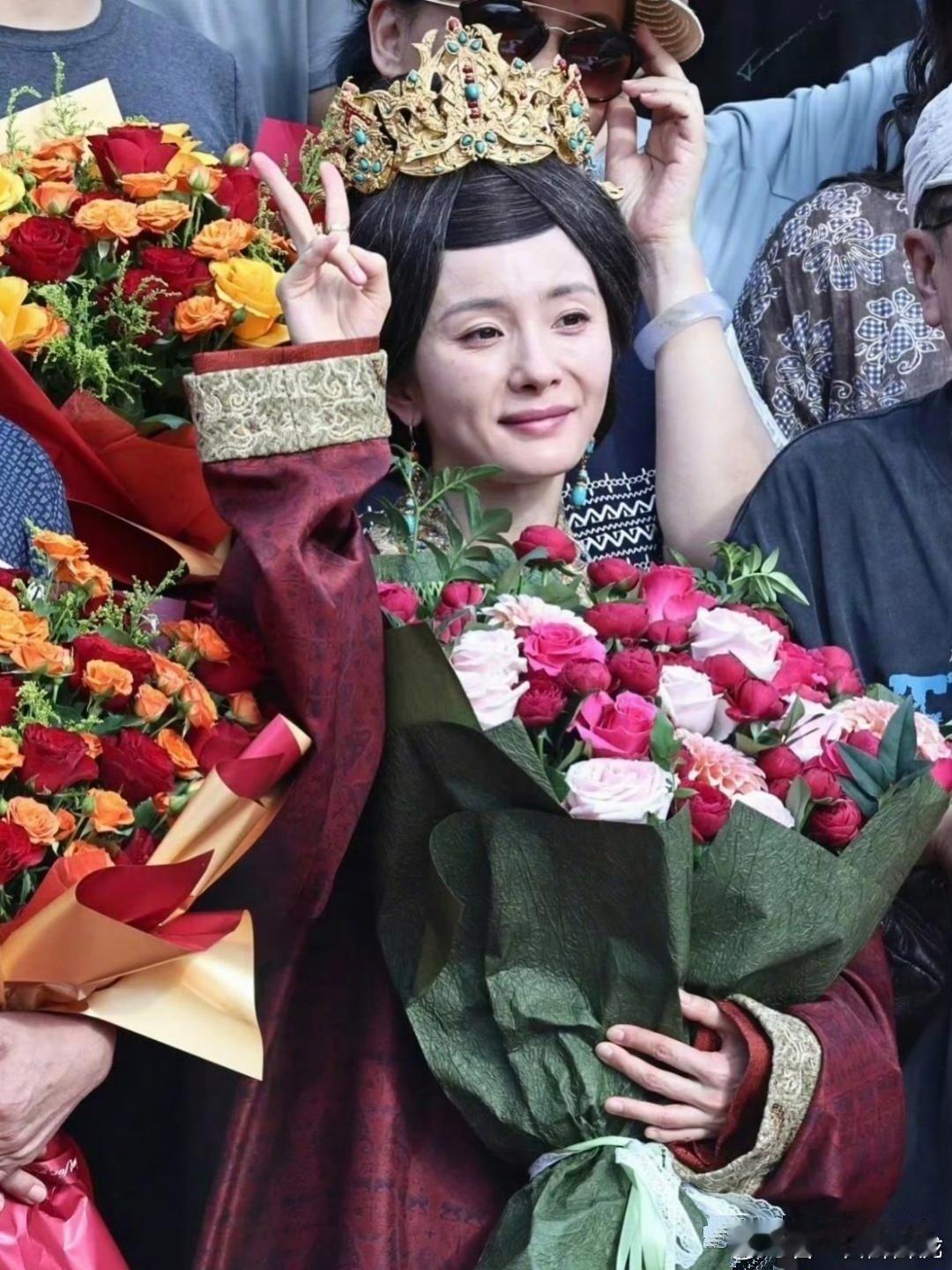 杨幂江山大同杀青大合照，化了个老年妆 ​