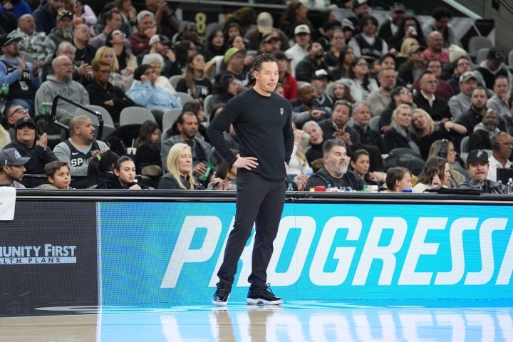 #马刺主帅回应三后卫阵容##雷霆半场领先马刺21分#

NBA常规赛揭幕战，马刺以104-116不敌雷霆。赛后，马刺主帅米奇-约翰逊谈到了球队本场使用的三后卫阵容：

“不管我们使用了几名后卫，我认为他们今晚的表现都很挣扎。这是一场从各个方面来看都很糟糕的比赛，我们所有人都有责任。”

 ​