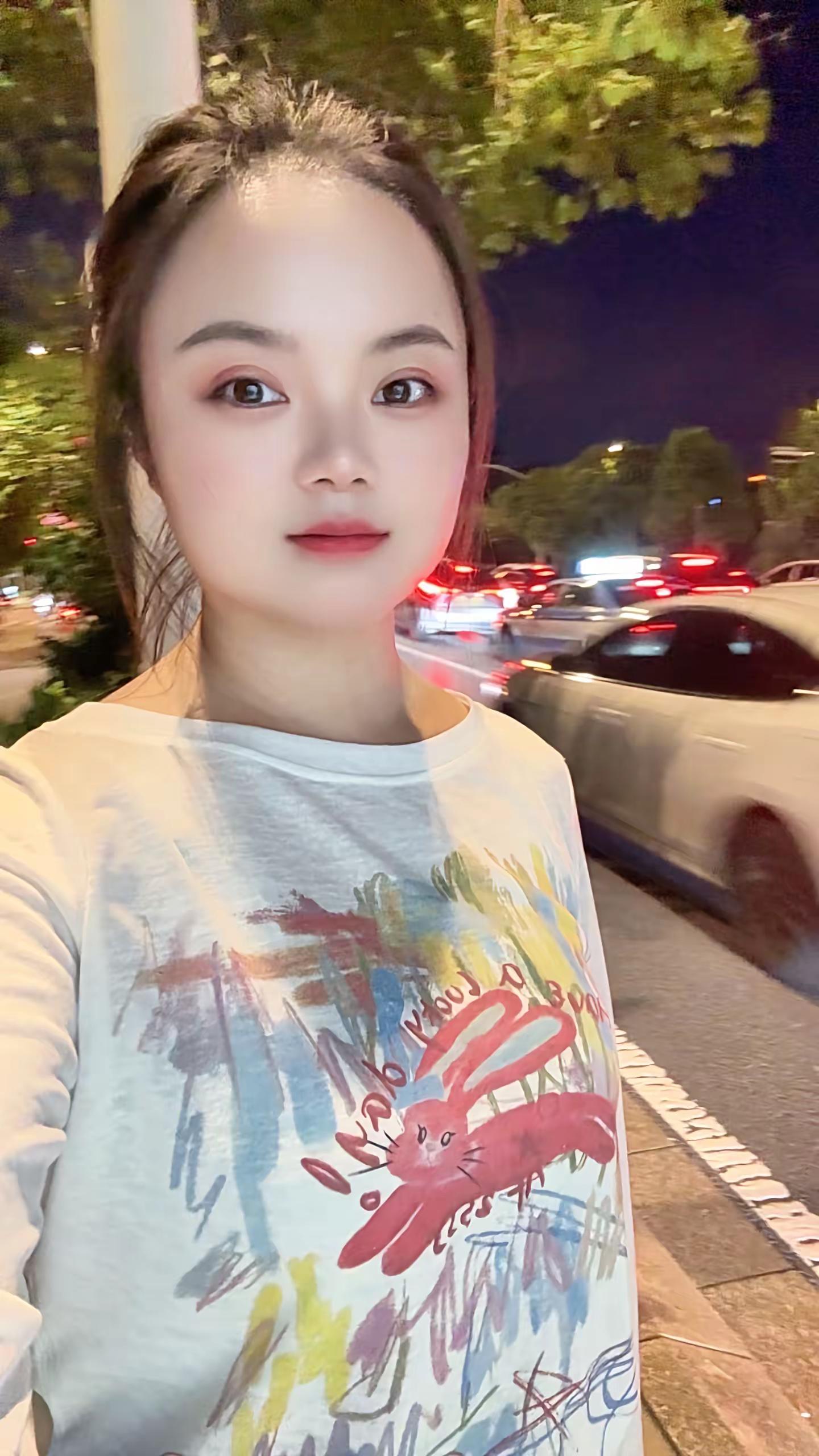 生于1992年，今年38岁。前奏一响，满是回不去的青春，还有当下万般身不由己，有多少8090后听到这首歌瞬间破防……任贤齐