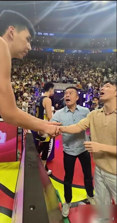 阿旺这事，下次回到宏远主场陈老板还会和他握手吗？
宏远球迷们记得几个名场面，徐昕和陈海涛握手，曾繁日和杜锋寒暄。
上赛季宏远主场迎战广州队，打完比赛后，徐昕特意跑来和老板陈海涛握手，陈老板也热情的和他赛暄。这也证明徐昕是受欢迎的，徐昕和俱乐部没有疙瘩，只是徐昕和杜锋两人的事。
另外大家还记得，曾繁日