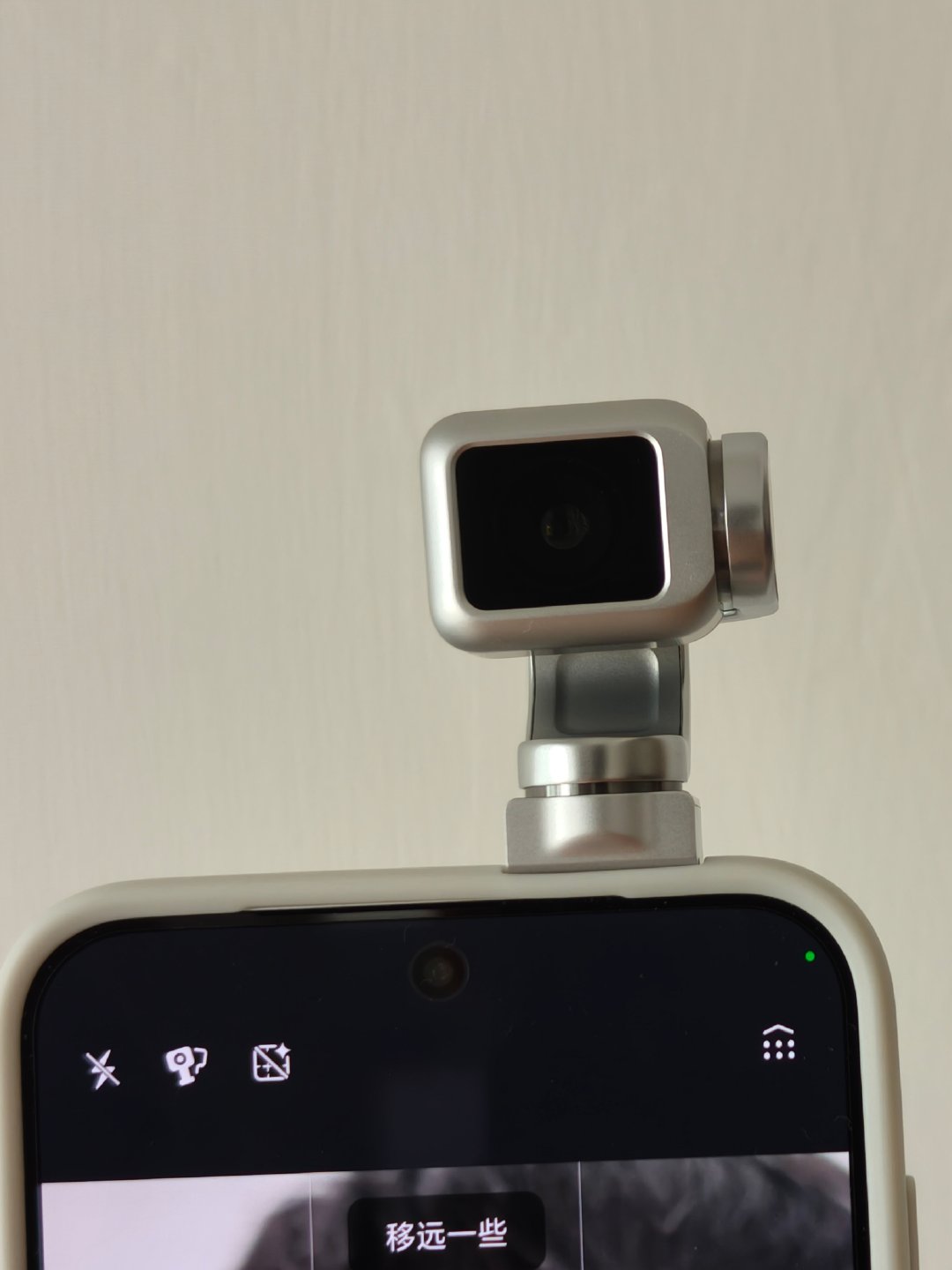 用荣耀Robot Phone自拍可太高清了，高清到令人害怕，并且因为实际上算是用后置自拍，后置人像的算法、虚化、美颜、滤镜等等都可以用。[黄鸡大笑][黄鸡大笑][黄鸡大笑] ​