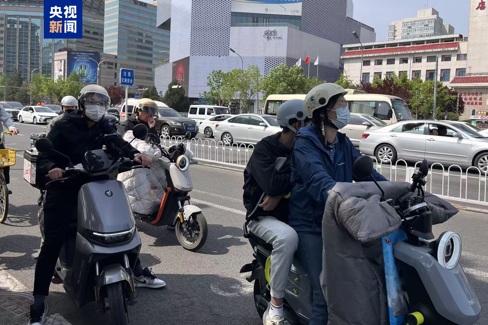 小电驴也打价格战了。9月开学季，九号一款车从3499元直降700元。雅迪C09从2399元砍到1799元，台铃、爱玛跟进，部分车型一口价最高降1500元。
 
九号官方授权店的销售说得很直白，降价原因就是和雅迪等其他品牌打价格战。
 
这款车以前卖3499元，现在限时特惠2799元，还能再谈。雅迪门
