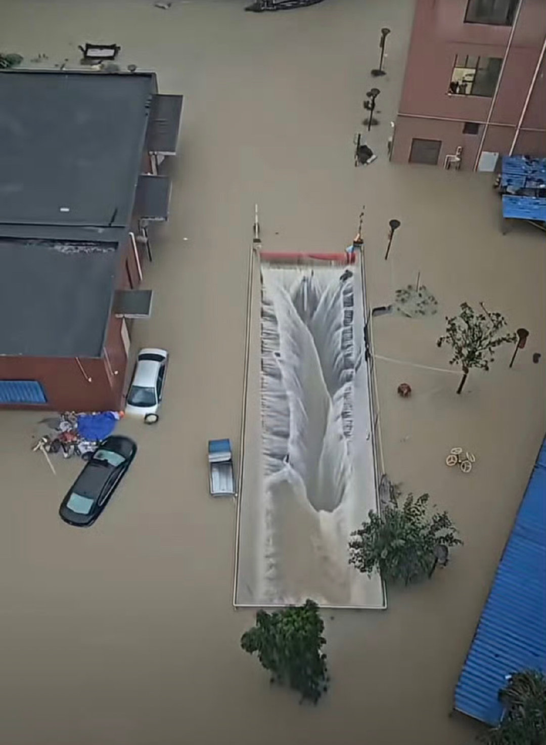 #福建受灾严重#9月1日以来，台风携带破纪录特大暴雨侵袭福建，造成多地严重内涝、房屋倒塌和人员失联，国家已紧急启动并追加1亿元投资支援
降雨量破极值：莆田本站24小时降雨量达416.5毫米，打破9月单日纪录 ​