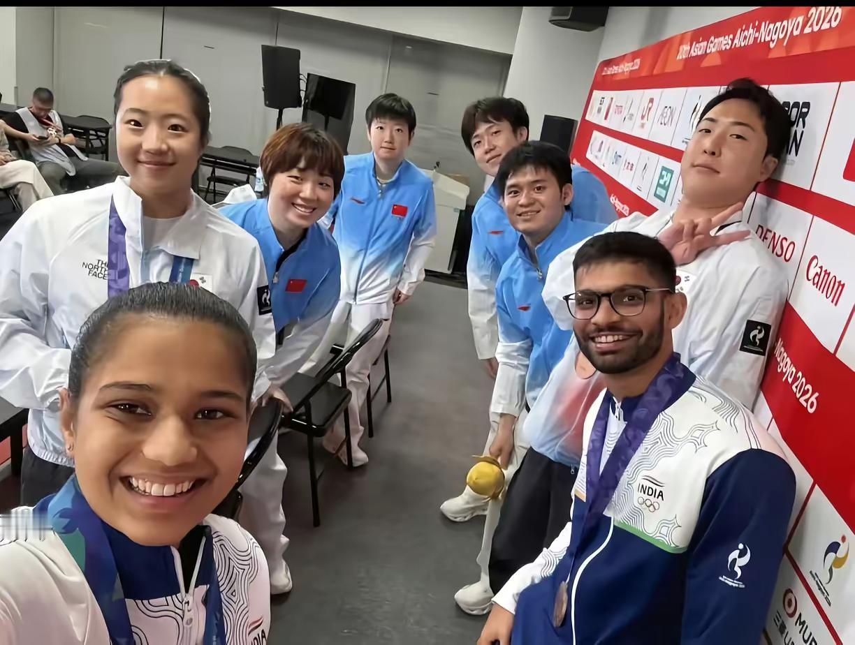 亚运会乒乓球混双大合影。千呼万唤始出来 大合影正面照来啦！！