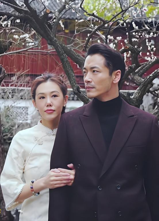 从洛杉矶连夜飞回北京，王姬质疑女儿闪婚薛皓文，四年悄悄“考察”高丽雯婚姻，如今抱外孙彻底放心了 ​